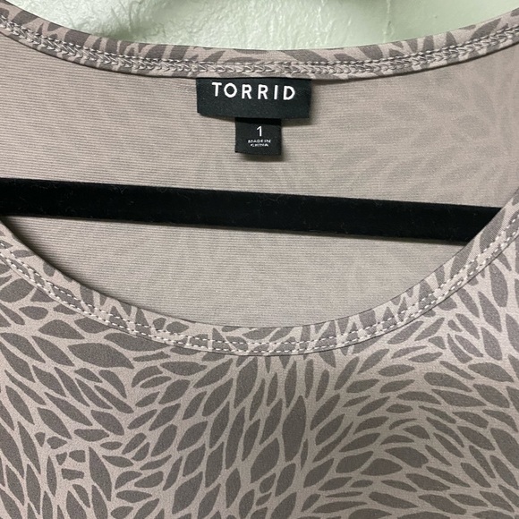 Torrid size 1 sleeveless blouse - Picture 3 of 3